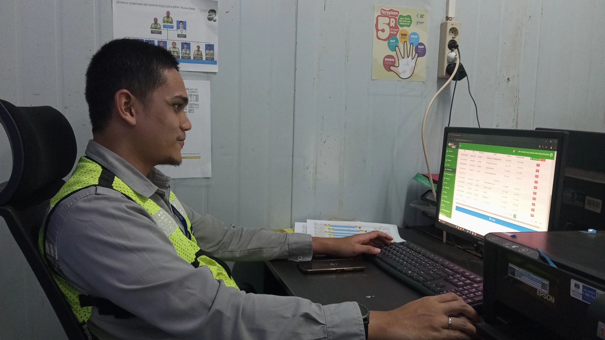 Observasi Penggunaan Komputer Karyawan